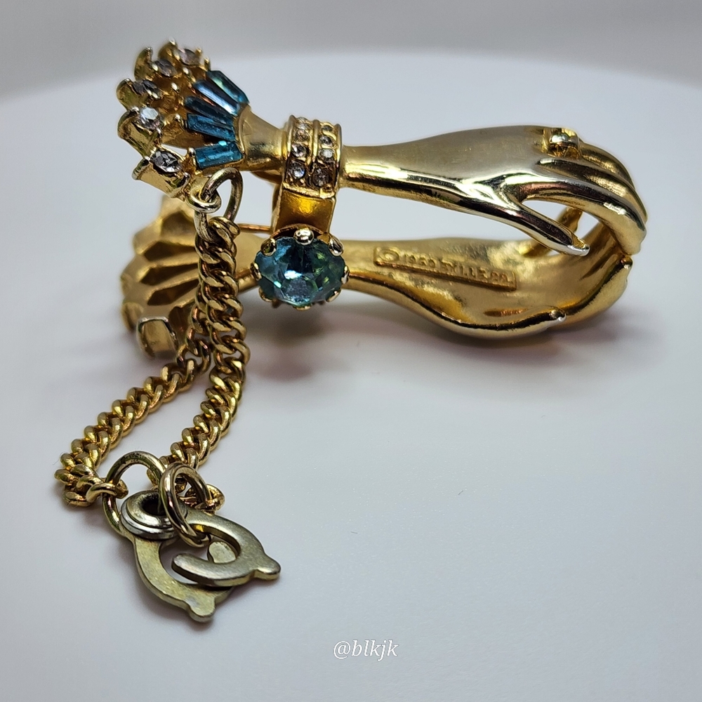 Vintage 1950 Bylle Co Clasped Hands Glove Holder Clip *Gold/Blue* EUC